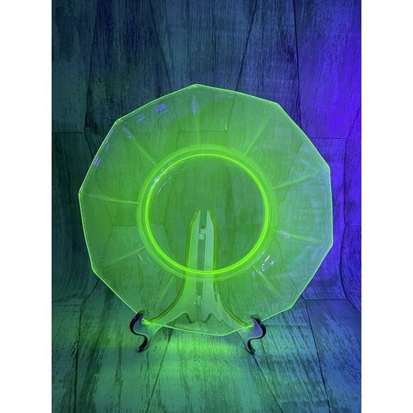 Cambridge Green Depression Glass Uranium UV Glow‎ Decagon Salad Plate Vintage - Picture 1 of 7
